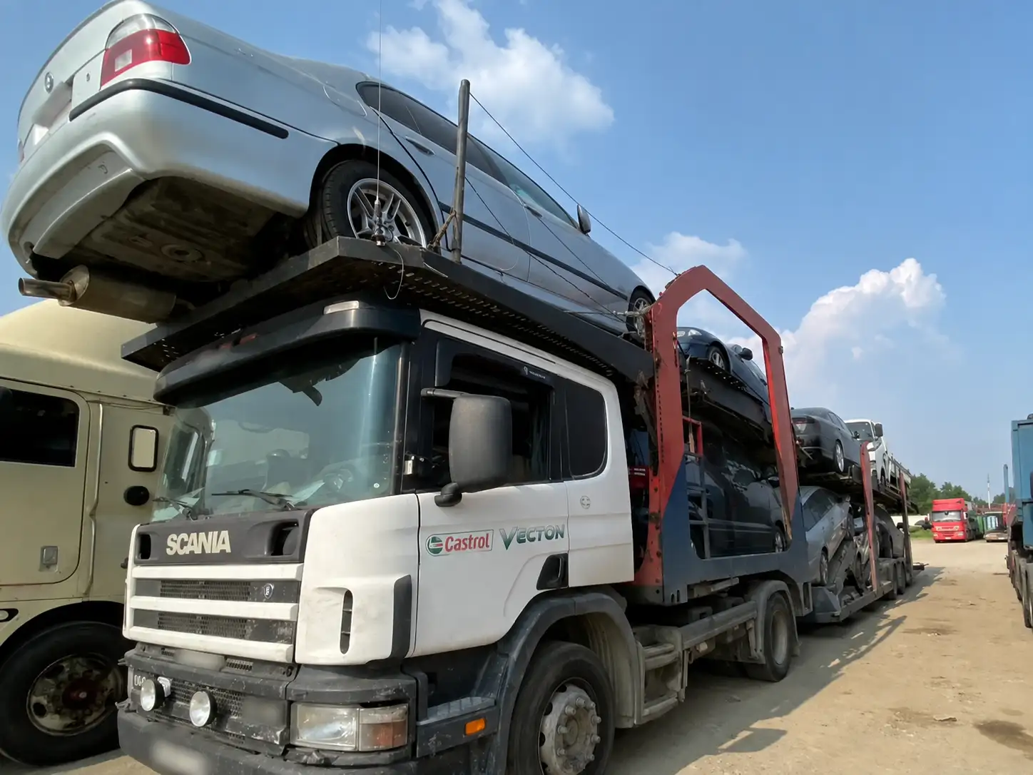 Загруженный автовоз Scania перед рейсом